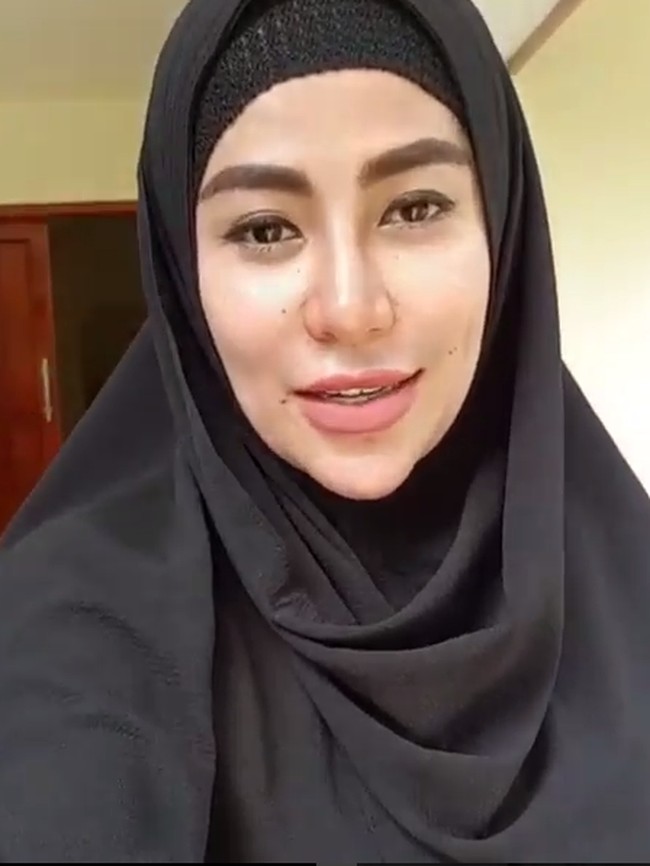 Penyanyi yang pernah menikah siri dengan anggota grup musik Debu ini serig memilih khimar instan dan gamis untuk tampil syari di kesehariannya. Foto: Instagram/cinta_princess_penelope