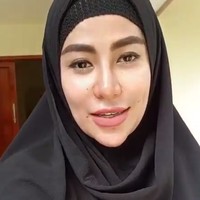 Penyanyi yang pernah menikah siri dengan anggota grup musik Debu ini serig memilih khimar instan dan gamis untuk tampil syari di kesehariannya. Foto: Instagram/cinta_princess_penelope