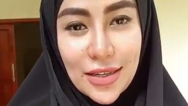Dulu Seksinya Brutal, Kini Cinta Penelope Berhijab