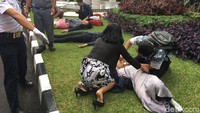 Sejumlah orang yang diduga tertimpa puing langsung dievakuasi ke luar BEI. Mereka dibawa ke rerumputan dekat jalan. (Foto: Wahyu Daniel/detikcom)
