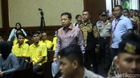 Novanto memasuki ruang sidang sambil menenteng map.