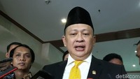 Soal pertanda, Bamsoet menghubungkannya dengan momen pelantikan keempat ketua DPR selama periode 2014-2019. Tadi Bamsoet pun mengucapkan sumpahnya hingga empat kali karena disuruh mengulang. Sebelum Bamsoet, ada tiga kali momen pelantikan pada periode 2014-2019, yaitu pelantikan Novanto pada 2014, Ade Komarudin pada Januari 2016, dan saat Novanto kembali dilantik jadi Ketua DPR pada November 2016. (Foto: Tsarina Maharani/detikcom)