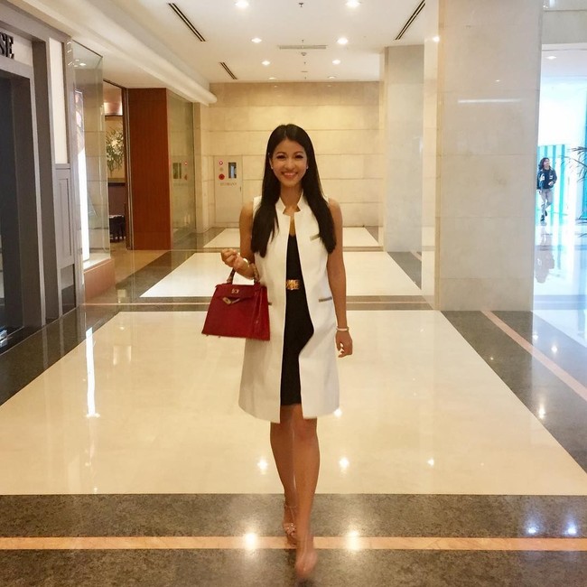 Selain tas Hermes Constance, Kerenina Sunny juga memiliki tas Hermes Kelly berwarna merah yang harganya mencapai Rp 250 jutaan. Foto: Instagram