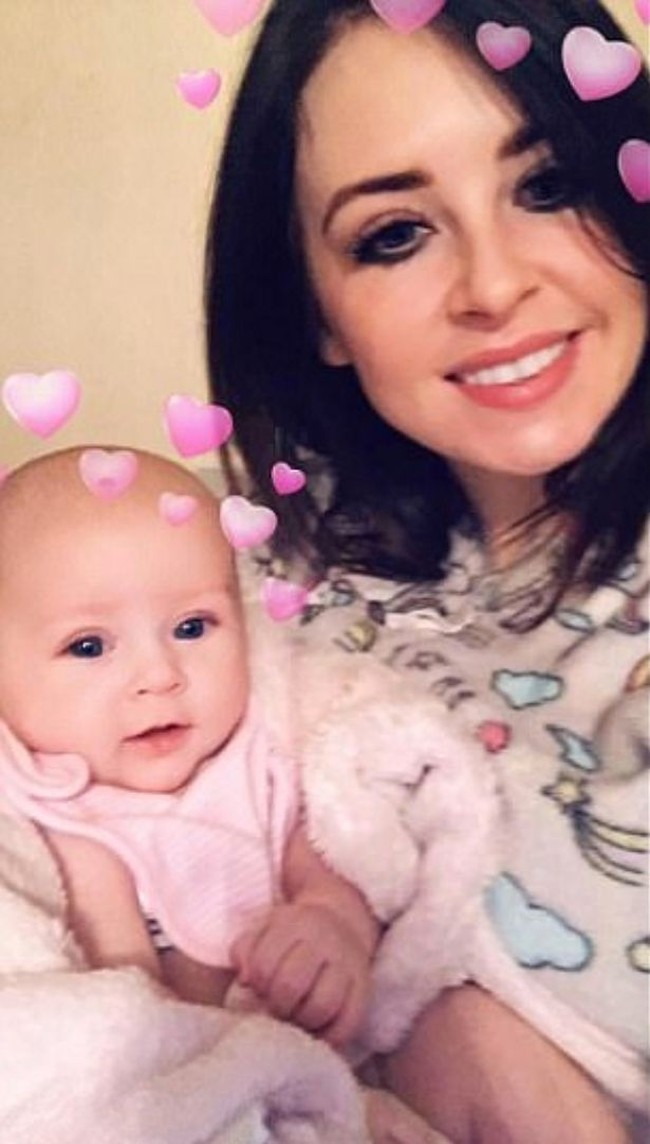 Wanita asal Bolton, Inggris itu telah melakukan implan payudara, botox, perawatan perapatan gigi, sulam alis dan extension bulu mata dan rambut. Ia telah melakukan perawatan ini selama lima tahun. Foto: dok. Facebook