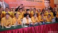 Terkait posisi Sekjen, saat ini jabatan itu diisi oleh Herry L Siregar. Keputusan ini diambil pada Minggu (14/1).Karena itu kemarin beliau (OSO) sudah mengambil keputusan, untuk memberhentikan Sekretaris Jenderal, Bapak Sarifuddin Sudding, dan kemudian mengangkat Bapak Herry L Siregar, sebagai Sekjen baru. Kemarin sudah diputuskan, kata Waketum Hanura Gede Pasek Suardika menambahkan. (Foto: Kanavino Ahmad Rizqo/detikcom)
