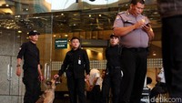 Anjing pelacak disiagakan di TKP.