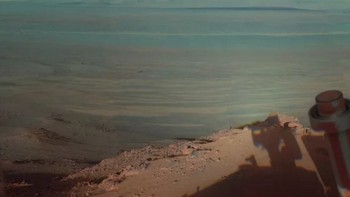 Suhu di Mars pun sangat dingin, minus 60 derajat Celcius rata-rata setiap hari. Temperatur rendah itu, dipadukan atmosfer Mars yang tipis, membuat air mengalir tidak mungkin ada di permukaannya. Foto: NASA