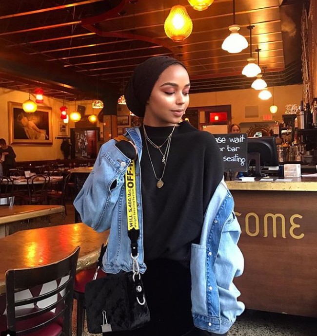 Jaket jeans basic yang dikenakan Shahd Batal jadi tampak lebih istimewa dengan paduan turban hitam dan strap tas yang unik keluaran brand Off-white. Foto: Instagram