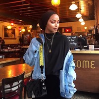 Jaket jeans basic yang dikenakan Shahd Batal jadi tampak lebih istimewa dengan paduan turban hitam dan strap tas yang unik keluaran brand Off-white. Foto: Instagram