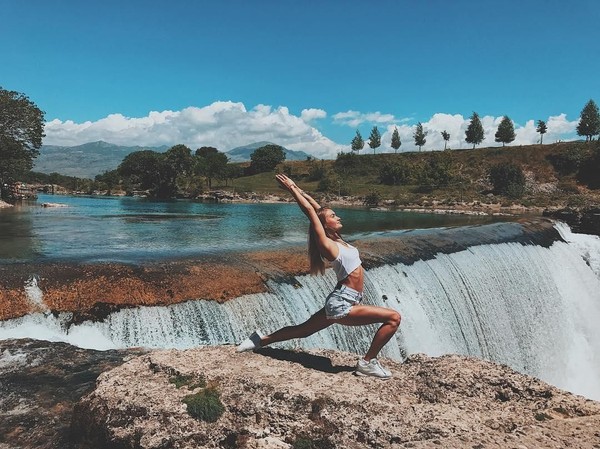Tahun lalu Ekaterina sudah mengunjungi sejumlah negara. Dia menjelajahi berbagai daerah di Montenegero, Spanyol hingga Italia (yogaisdestiny/Instagram) Tahun lalu Ekaterina sudah mengunjungi sejumlah negara. Dia menjelajahi berbagai daerah di Montenegero, Spanyol hingga Italia (yogaisdestiny/Instagram)