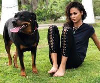 Joan Smalls bersama anjing kesayangannya. 
