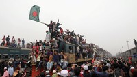 Seperti ini suasana penumpang yang naik kereta di pinggiran kota Dhaka, Bangladesh. 