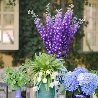 Kalau ini, inspirasi rangkaian bunga sebagai penghias meja. (Foto: Dok. The Knot)