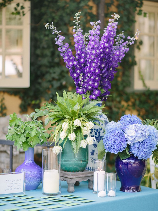 Kalau ini, inspirasi rangkaian bunga sebagai penghias meja. (Foto: Dok. The Knot)