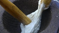 Beras ketan yang sudah matang tadi kemudian dimasukkan ke dalam lumpang dan ditumbuk hingga mulur. Mirip kue gemblong atau mochi. Foto: Istimewa