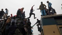 Suasana penumpang kereta di pinggiran kota Dhaka, Bangladesh. 