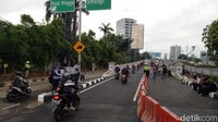 Tampak petugas Dinas Perhubungan dan dari Direktorat Lalu Lintas Polda Metro Jaya berjaga di muka jalan layang itu, mengarahkan pemotor dan pengendara mobil ke jalur tersebut (Foto: Seysha Desnikia/detikcom)