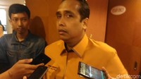 Wasekjen Hanura Wishnu Dewanto lebih gamblang menjelaskan pelanggaran yang dilakukan OSO di Hanura. Wishnu mengatakan OSO bersikap arogan dan tak memperhatikan pengurus Hanura.Banyak aduan yang menyatakan komunikasi politik, arogan, tidak memperhatikan komunikasi sebagai seorang politisi senior yang santun karena kan kader politik kan tidak dibayar, mereka mengabdikan di rumah politik ini. Tentunya diberikan apresiasi, salah satunya diayomi tidak diberikan kalimat-kalimat yang represif, ucap Wishnu. (Foto: Samsudhuha Wildansyah/detikcom)