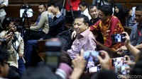 Novanto menunggu sidang dimulai.