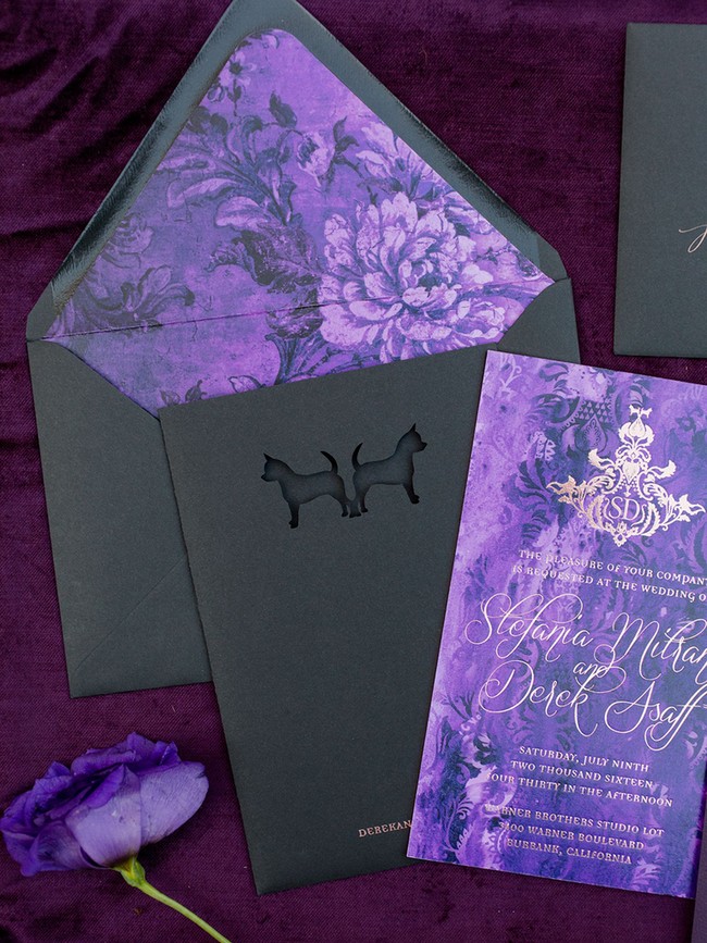 Dimulai dari undangan, Anda bisa menjadikan ultraviolet baik sebagai warna utama atau sekadar aksen. (Foto: Dok. The Knot)