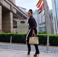 Berkunjung ke Kuala Lumpur, Malaysia, Krisdayanti berpose di depan Hotel Mandarin Oriental sambil membawa tas Hermes Birkin Ostrich Parchemin Gold Hardware seharga US$ 37.250 atau sekitar Rp 497 juta. Foto: Dok. Instagram Krisdayanti
