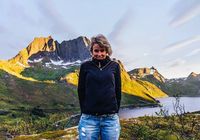 Ia mengaku sebagai asisten travel pribadi pertama di dunia (@whattawowworld/Instagram)
