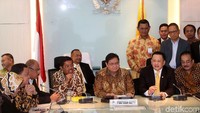 Golkar resmi mengajukan Bambang Soesatyo (Bamsoet) sebagai Ketua DPR yang baru sebagai pengganti Setya Novanto. Ketua Umum Golkar Airlangga Hartarto mengumumkan langsung pengajuan Bamsoet sebagai Ketua DPR. (Foto: Grandyos Zafna/detikcom)