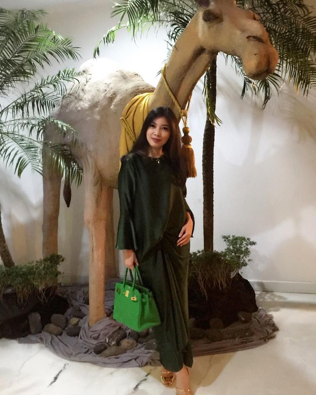 Anggota Girl Squad, Farah Balkis, yang berprofesi sebagai lighting designer, tampak memesona membawa tas Hermes Birkin. Foto: Instagram