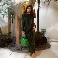 Anggota Girl Squad, Farah Balkis, yang berprofesi sebagai lighting designer, tampak memesona membawa tas Hermes Birkin. Foto: Instagram