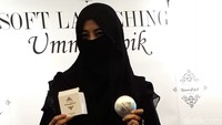 Sayang ia tak bersedia menggelar sesi tanya-jawab dengan jurnalis. Ia lebih fokus cuma mebicarakan bisnisnya di acara perilisan bisnis kecantikannya. Foto: Pipik / Desi Puspasari