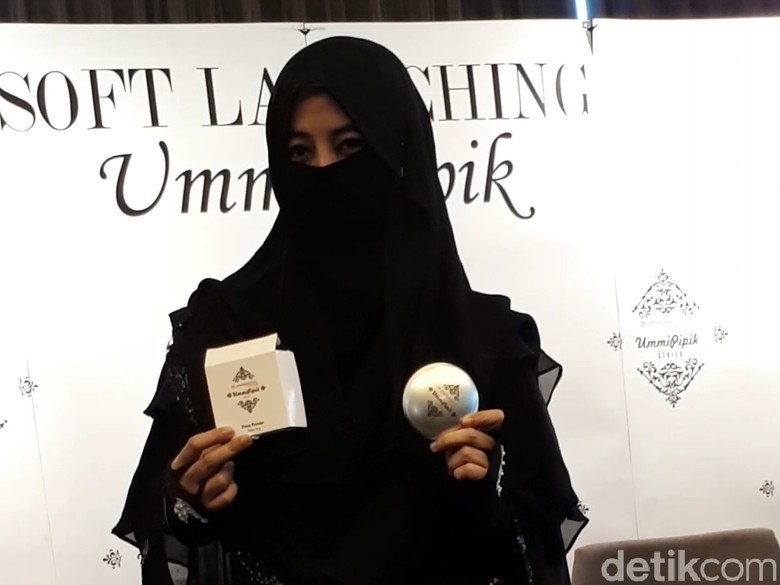 Muncul Setelah Isu Dinikahi Sunu, Pipik Tetap Tak Mau Klarifikasi Muncul Setelah Isu Dinikahi Sunu, Pipik Tetap Tak Mau Klarifikasi