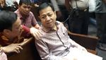 Foto: Ekspresi Novanto Tunggu Sidang Sambil Pegang Map Putih