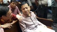 Sesekali, Novanto juga diajak ngobrol pengunjung sidang lain (Foto: Faiq Hidayat/detikcom)