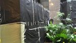Foto: Kaca Tower II BEI Ditutup Plastik Hitam
