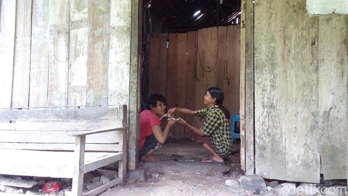 Gadis Autis di Demak Ini Hanya Berteman Radio Setiap Harinya