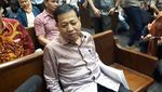 Foto: Ekspresi Novanto Tunggu Sidang Sambil Pegang Map Putih
