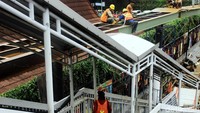 JPO itu menggantikan JPO lama yang dibongkar karena pembangunan LRT.