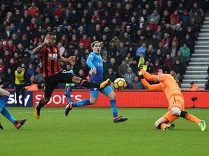 Cech Kalah Cepat Sepersekian Detik, Arsenal pun Kebobolan