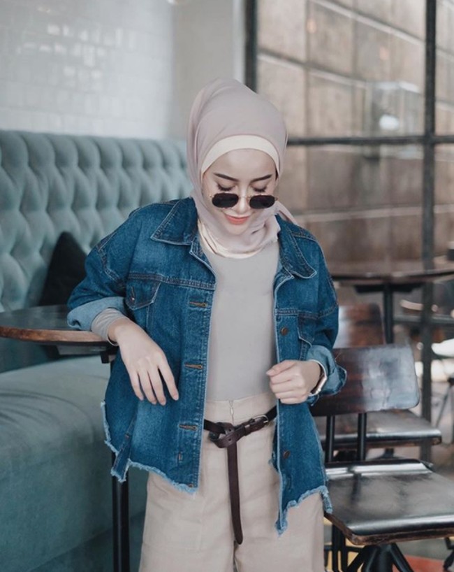 Aghnia Punjabi memilih jaket jeans dengan sentuhan fringe di bagian bawah, dengan potongan akhir A-simetris. Foto: Instagram