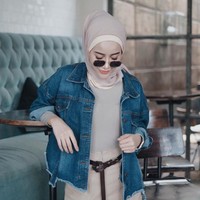 Aghnia Punjabi memilih jaket jeans dengan sentuhan fringe di bagian bawah, dengan potongan akhir A-simetris. Foto: Instagram