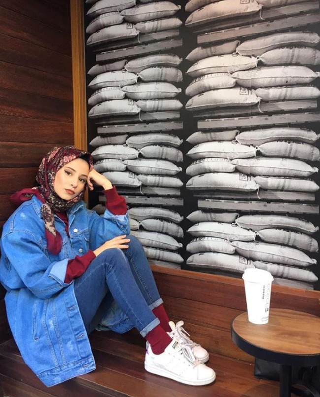 Sura memadupadankan jaket jeans oversized dengan warna merah marun, sehingga tampil stunning. Foto: Instagram