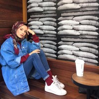 Sura memadupadankan jaket jeans oversized dengan warna merah marun, sehingga tampil stunning. Foto: Instagram