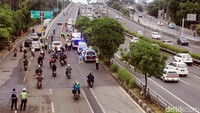 Sejumlah anggota Direktorat Lalu Lintas (Ditlantas) Polda Metro Jaya dan petugas dari Dinas Perhubungan (Dishub) DKI Jakarta berjaga di muka flyover.