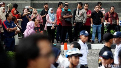 Ambruknya Selasar Tower 2 BEI Jadi Tontonan
