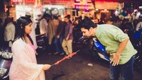 Tidak hanya memilih restoran, Vishakha dan juga Vinit terlihat sedang menikmati sate daging di jajanan pinggiran. Lucu ya! Foto: Samsara Photography