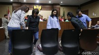 Lima orang saksi memasuki ruang sidang Pengadilan Tipikor, Jakarta.