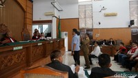 Polisi yang melakukan penangkapan disumpah sebelum memberikan keterangan.