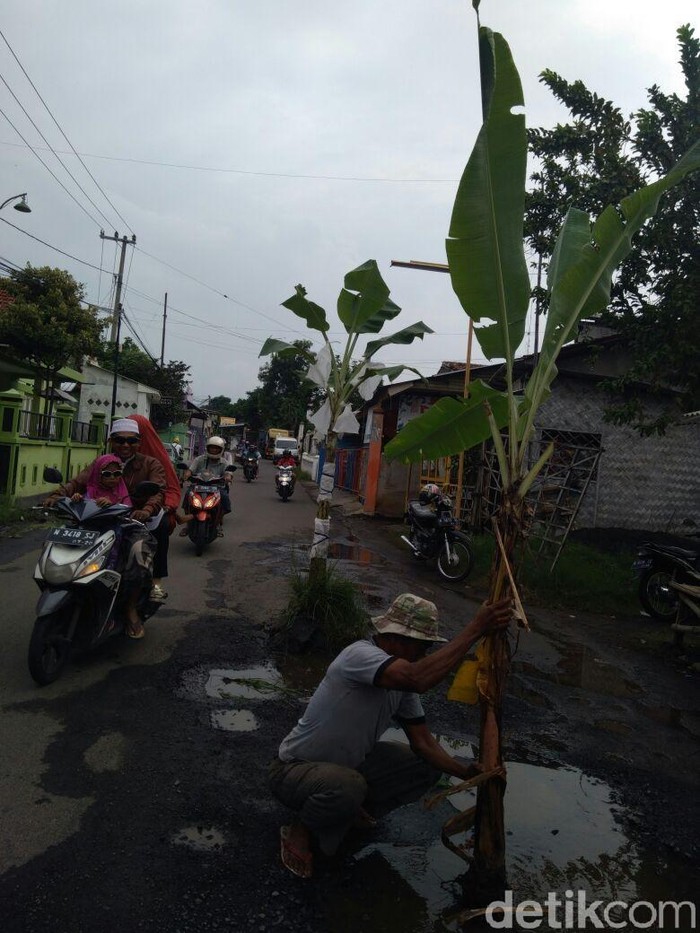Geram Jalan Berlubang Tak Kunjung Diperbaiki, Begini Reaksi Warga