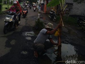 Geram Jalan Berlubang Tak Kunjung Diperbaiki, Begini Reaksi Warga
