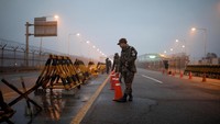 Aparat Korea Selatan penjaga perbatasan menunggu delegasi Korsel yang akan melintas ke Korut (Foto: Dok. REUTERS/ Kim Hong-ji)